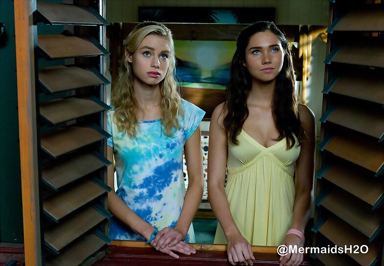 Lucy Fry en la serie Alien Surf Girls