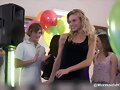 Lucy Fry en la serie Alien Surf Girls
