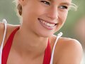 Lucy Fry en la serie Alien Surf Girls