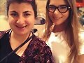 Indiana Evans con una fan