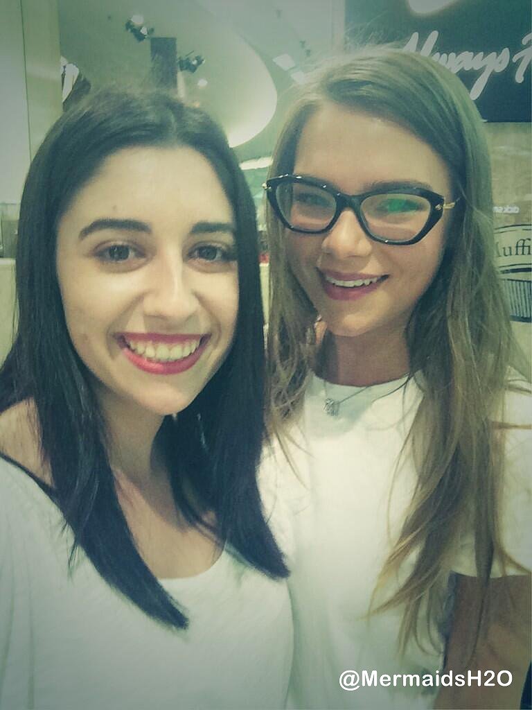 Indiana Evans con una fan
