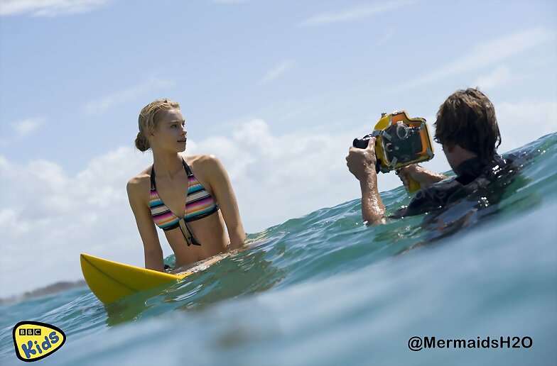 Lucy Fry en la serie Alien Surf Girls
