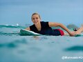 Lucy Fry en la serie Alien Surf Girls