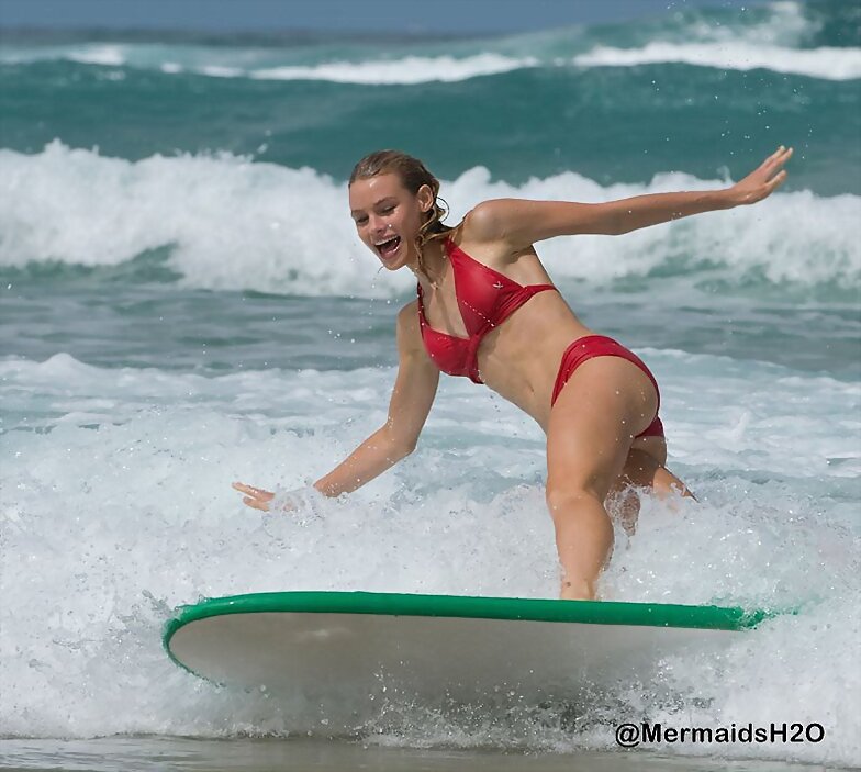 Lucy Fry en la serie Alien Surf Girls