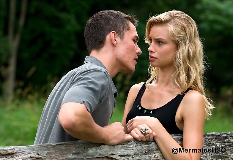 Lucy Fry en la serie Alien Surf Girls