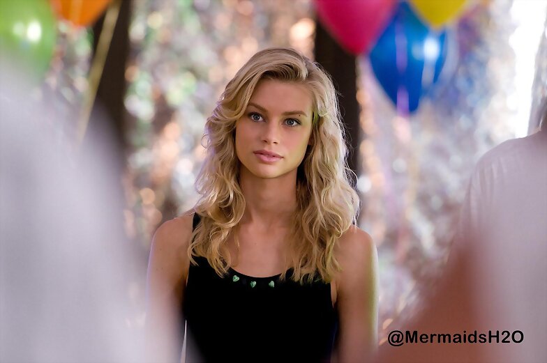 Lucy Fry en la serie Alien Surf Girls