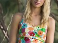 Lucy Fry en la serie Alien Surf Girls