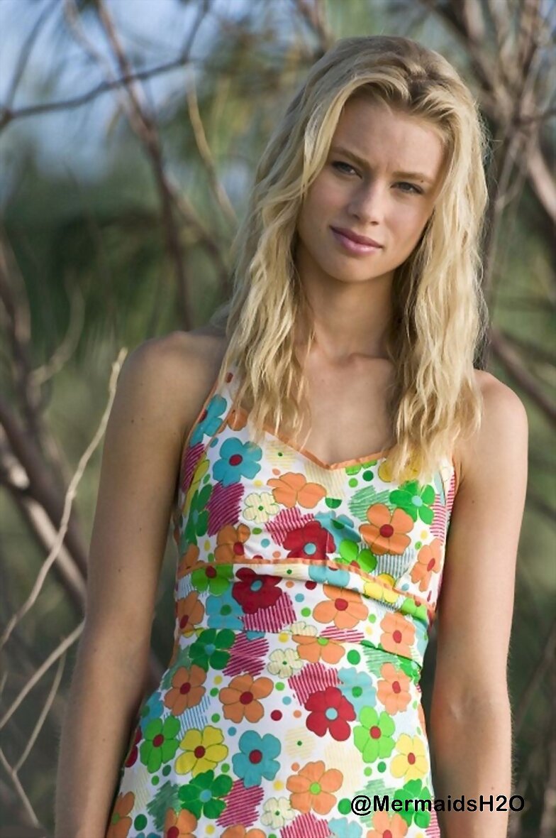 Lucy Fry en la serie Alien Surf Girls
