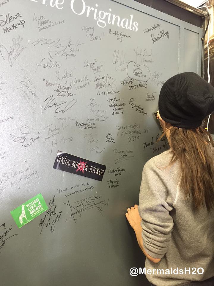 Phoebe Tonkin visita Vampire Stalkers en Covington