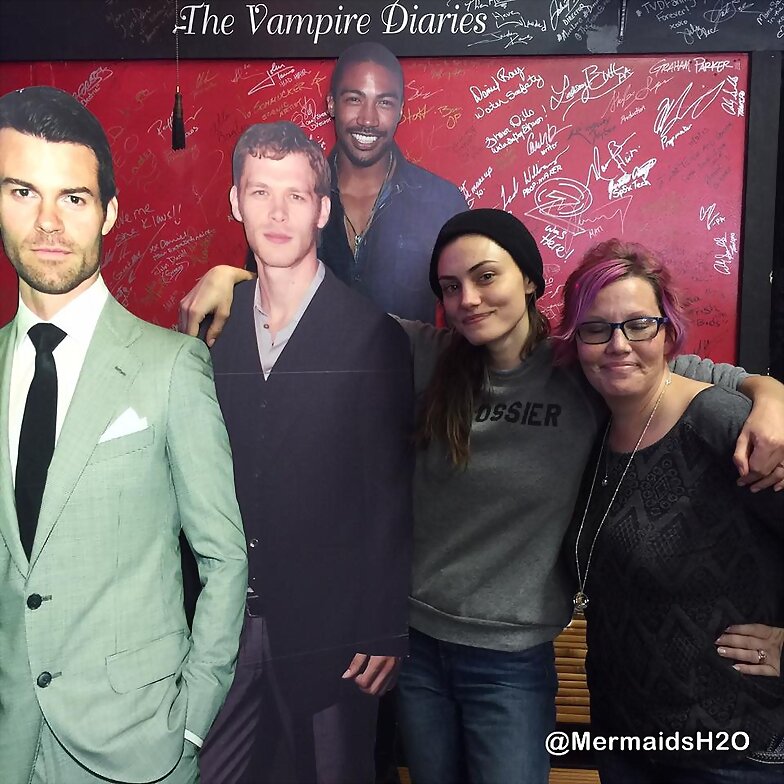 Phoebe Tonkin visita Vampire Stalkers en Covington