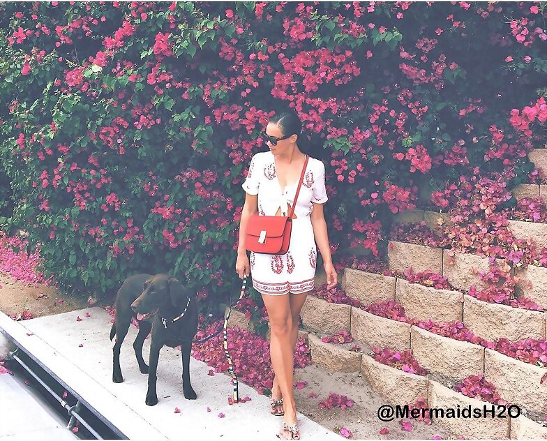 Allie Bertram y su perro Charles