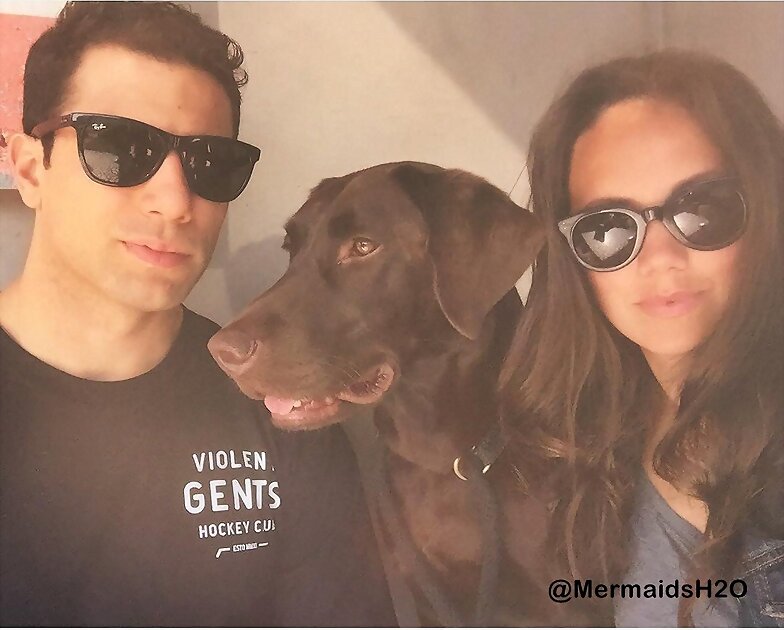 Allie Bertram con su novio Andrew y perro Charles