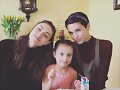Phoebe Tonkin con familia de su novio Paul Wesley
