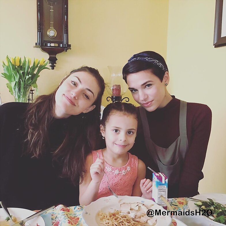 Phoebe Tonkin con familia de su novio Paul Wesley