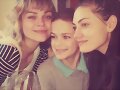 Phoebe Tonkin con familia de su novio Paul Wesley