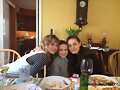 Phoebe Tonkin con familia de su novio Paul Wesley