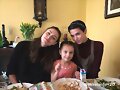 Phoebe Tonkin con familia de su novio Paul Wesley