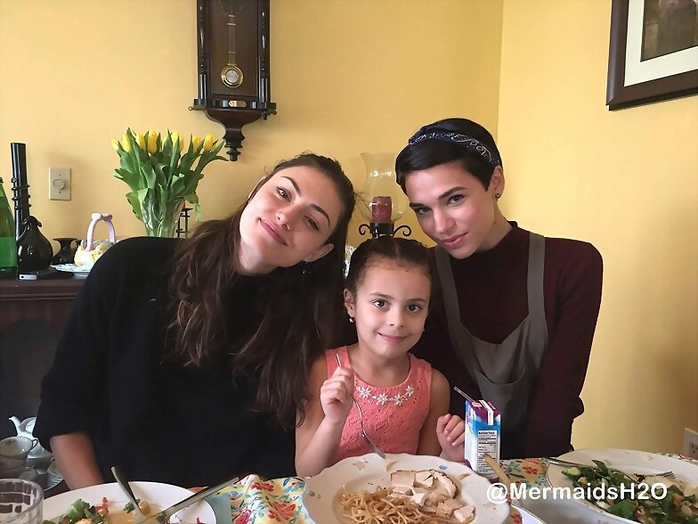Phoebe Tonkin con familia de su novio Paul Wesley
