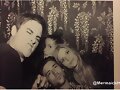 Amy Ruffle y Jenna Rosenow con sus novios
