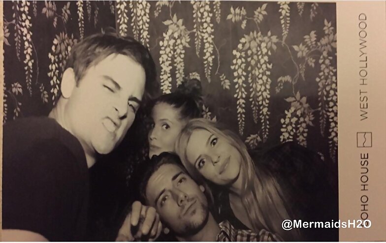 Amy Ruffle y Jenna Rosenow con sus novios