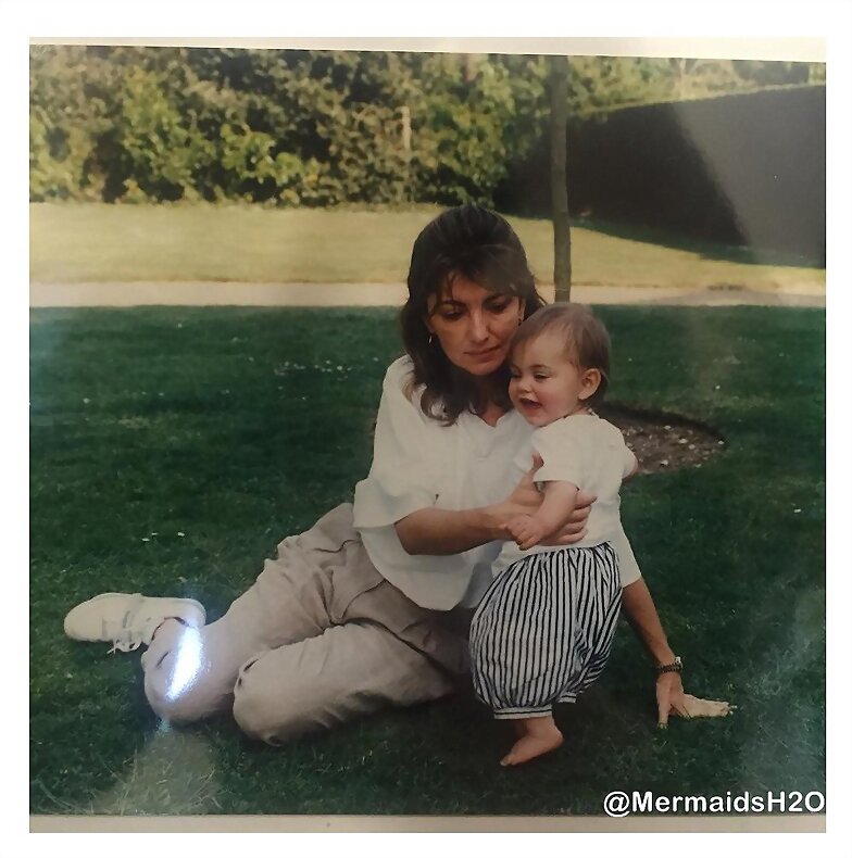 Phoebe Tonkin de pequeña con su madre Jane Tonkin