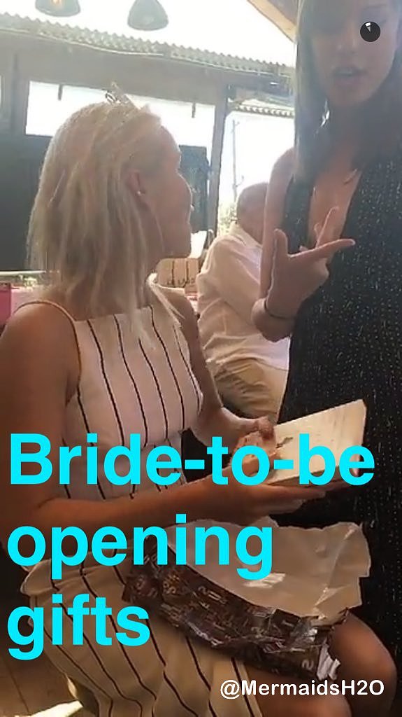 Claire Holt celebrando su despedida de soltera