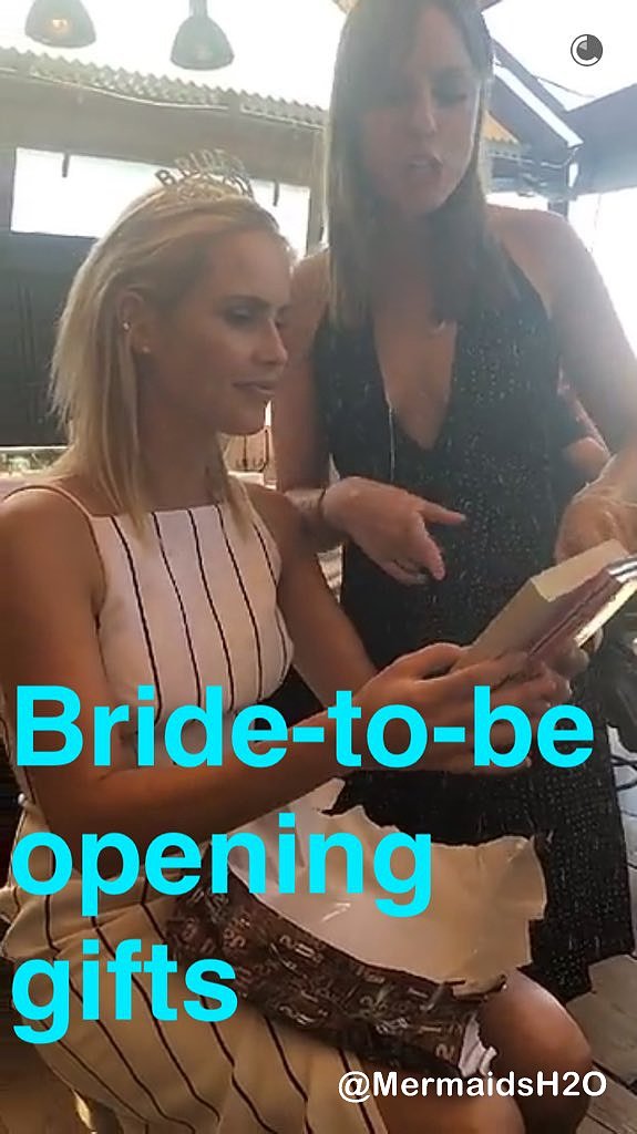 Claire Holt celebrando su despedida de soltera