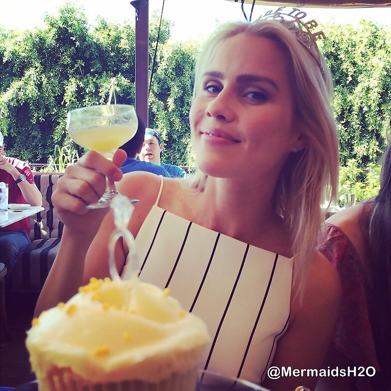 Claire Holt celebrando su despedida de soltera