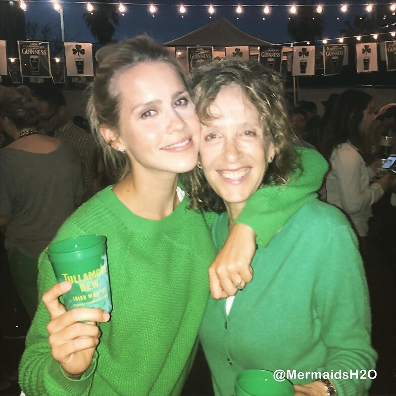 Claire Holt con la madre de su marido Matt Kaplan