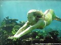 Bella Hartley nadando por el mar