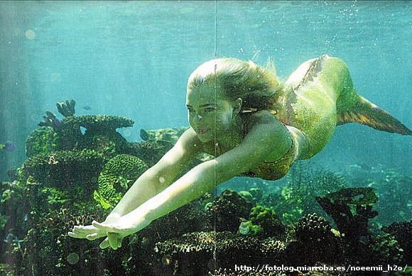Bella Hartley nadando por el mar