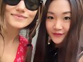 Phoebe Tonkin con una fan en New York