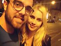 Claire Holt con un fan en Paris, Francia 2016