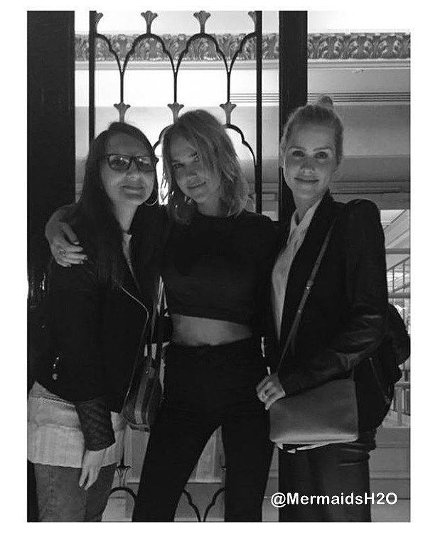 Claire Holt y Arielle Kebbel con una fan en Paris