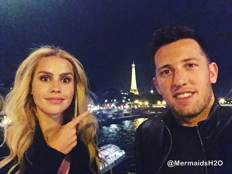 Claire Holt con su marido Matt Kaplan en Paris, Fr