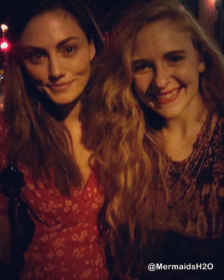 Phoebe Tonkin con una fan en New York