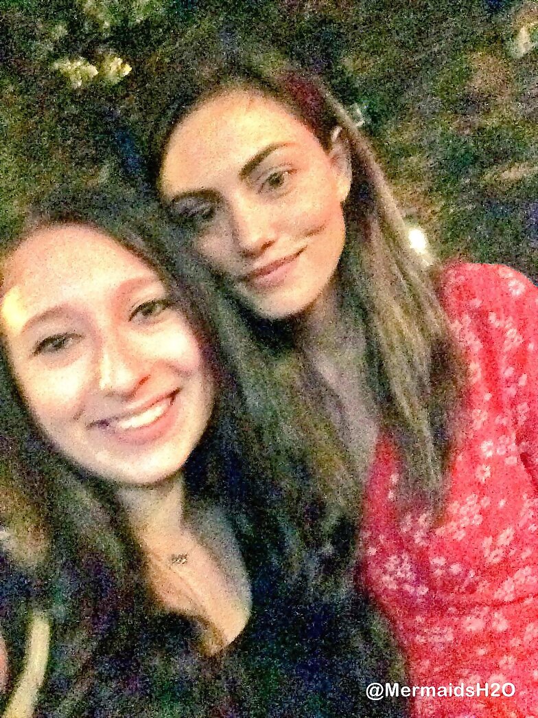 Phoebe Tonkin con una fan en New York