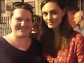 Phoebe Tonkin con una fan en New York