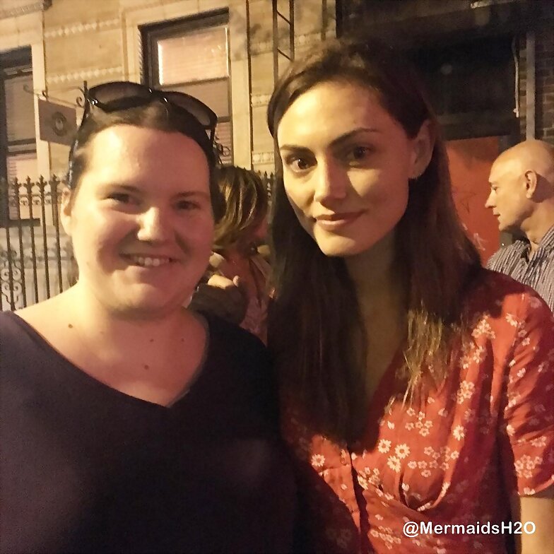 Phoebe Tonkin con una fan en New York