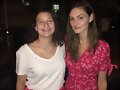 Phoebe Tonkin con una fan en New York
