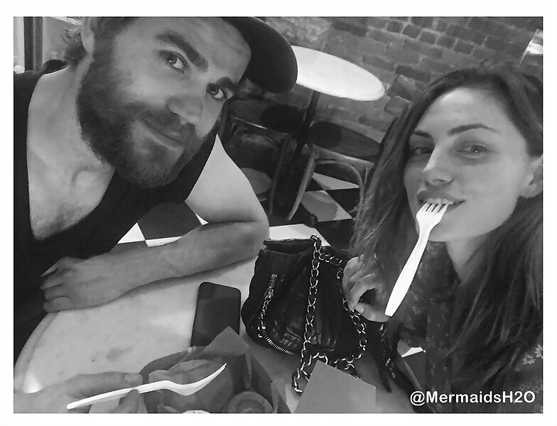 Phoebe Tonkin con su novio Paul Wesley en NYC