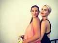 Claire Holt prom con su amiga en Los Angeles
