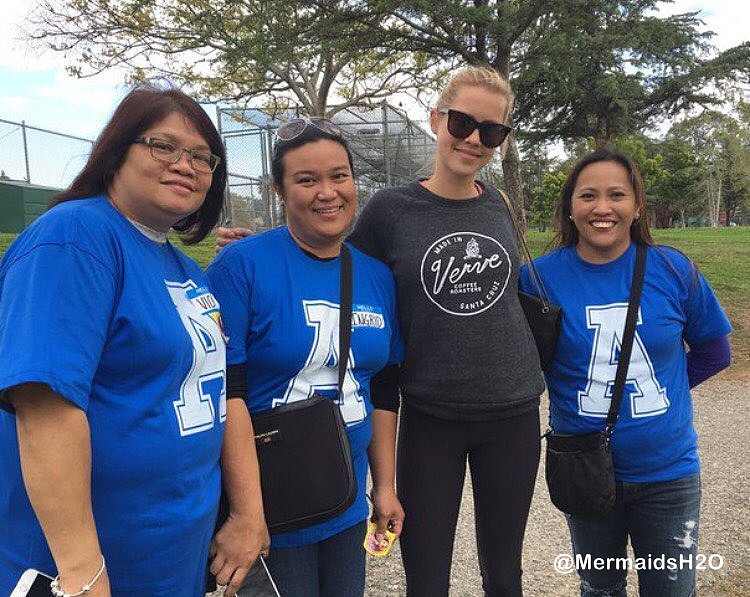 Claire Holt con fans