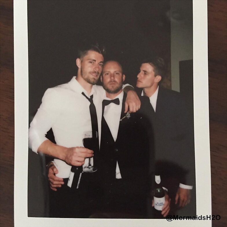 Luke Mitchell con sus hermanos