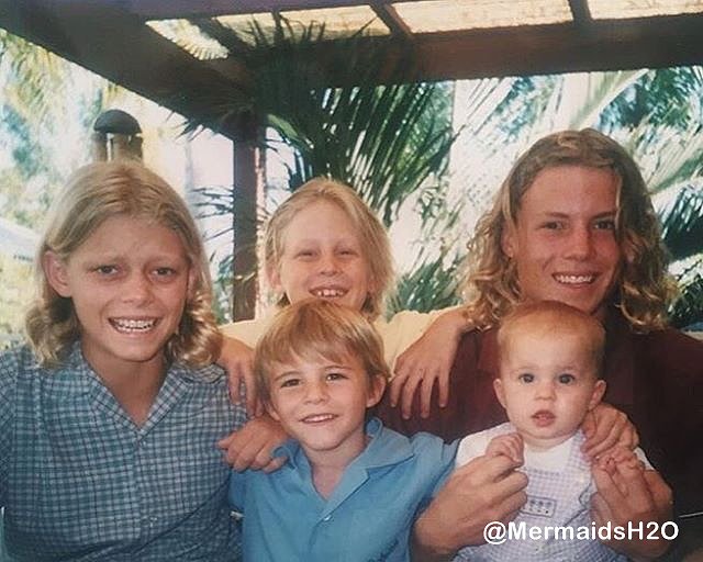 Luke Mitchell con sus hermanos de jovenes