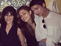 Phoebe Tonkin con la familia de su novio Paul Wesl