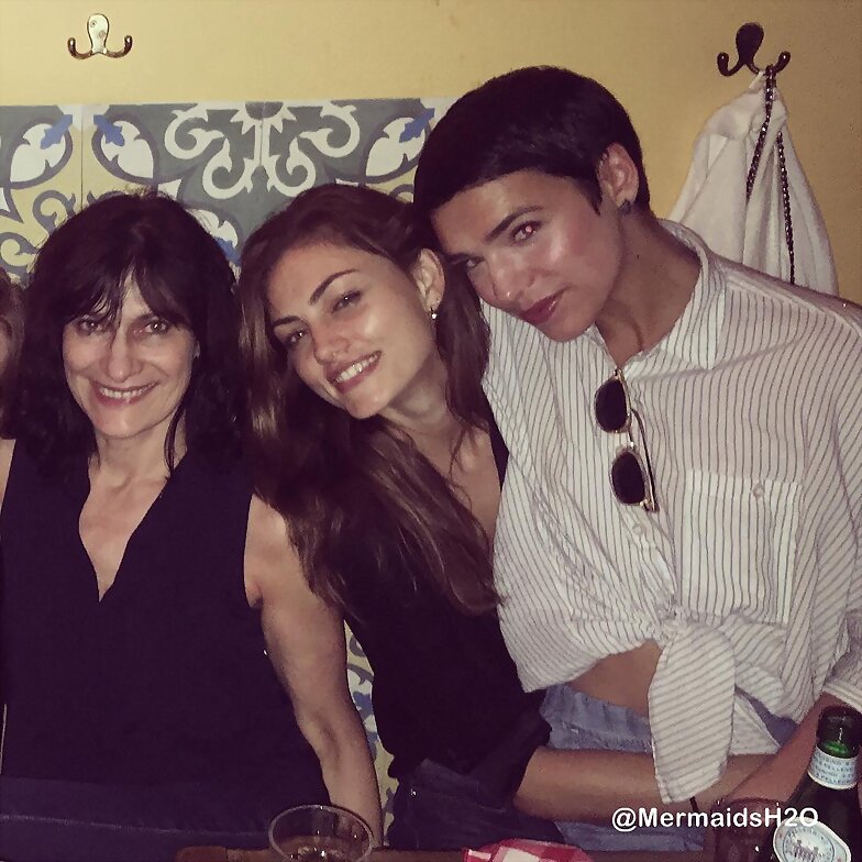 Phoebe Tonkin con la familia de su novio Paul Wesl