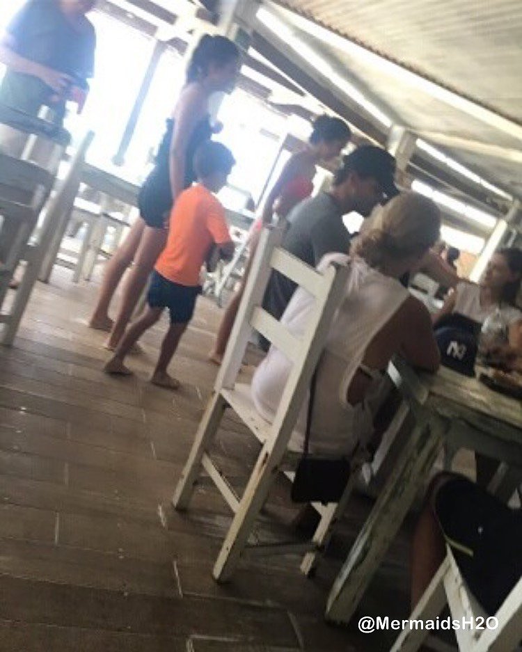 Phoebe Tonkin y novio Paul Wesley en Tulum, Mexico