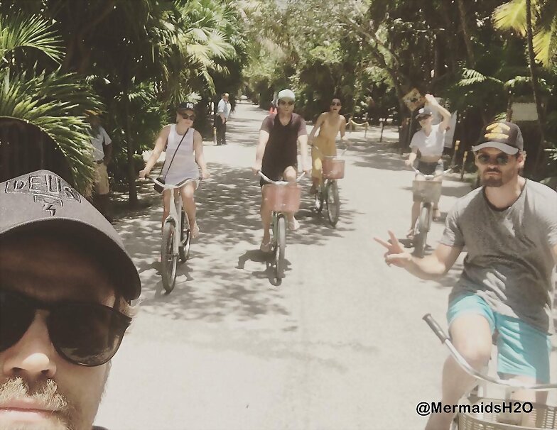 Phoebe Tonkin y novio Paul Wesley en Tulum, Mexico