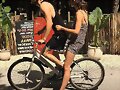 Phoebe Tonkin y novio Paul Wesley en Tulum, Mexico
